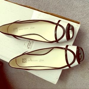Ann Klein size 9 black n white shoes